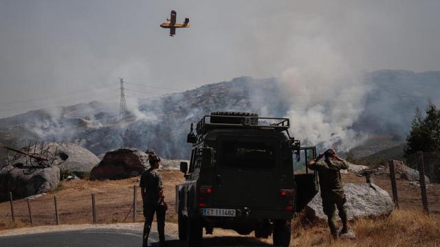 Efectivos aéreos de los bomberos durante las labores de extinción del incendio de Avión, a 25 de agosto de 2025, en Avión, Ourense