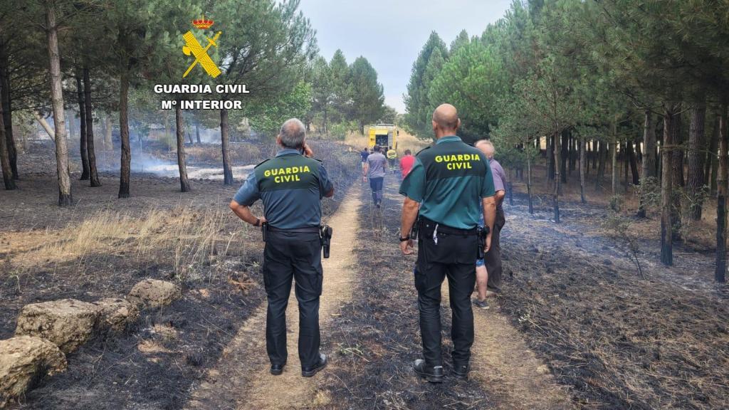 Dos agentes de la Guardia Civil en el incendio forestal de San Justo de la Vega, en León