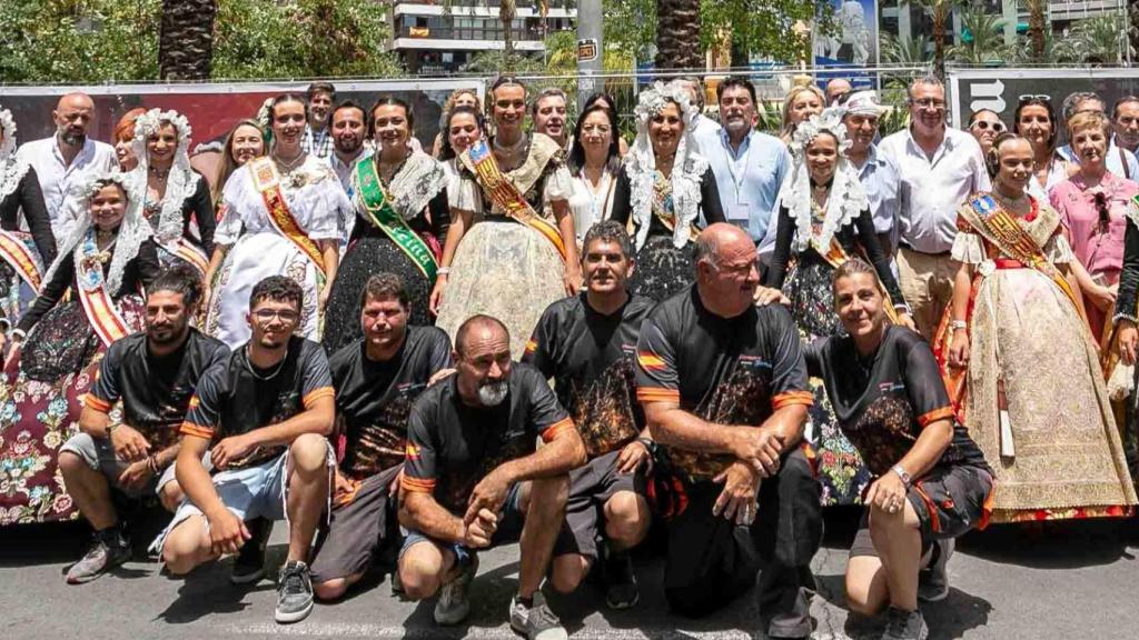 Los integrantes de la Pirotecnia Hermanos Ferrández, el pasado 23 de junio en Alicante.