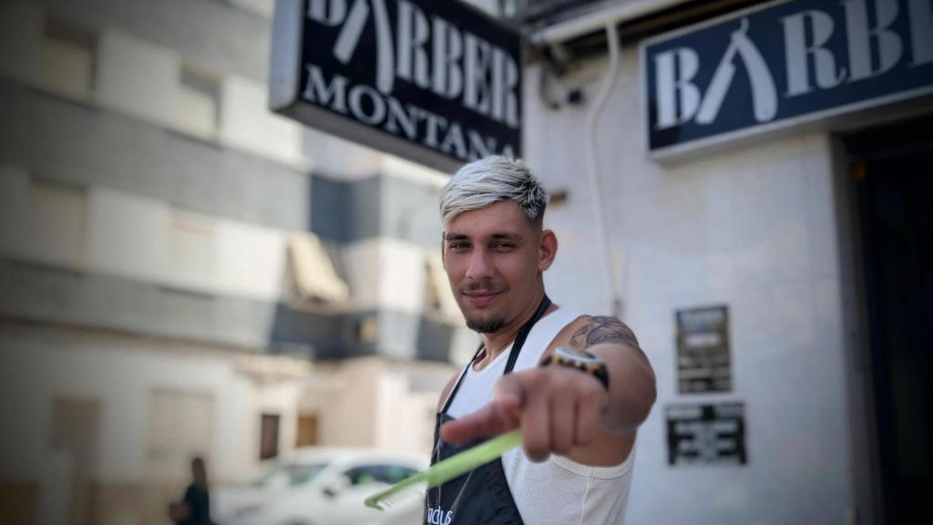 Montana, el peluquero viral que corta el pelo a personas indigentes en las calles de Málaga: Vengo de lo más bajo