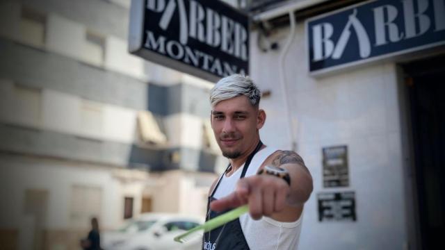 Montana, el peluquero viral que corta el pelo a personas indigentes en las calles de Málaga: Vengo de lo más bajo