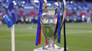 El trofeo de la Champions League en la final de la temporadaa 2024/25