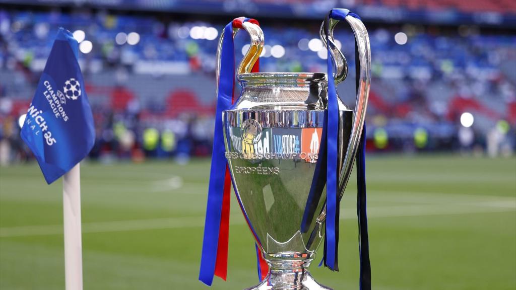 El trofeo de la Champions League en la final de la temporadaa 2024/25