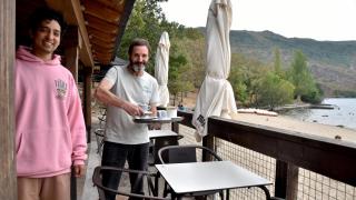 Braulio y Ángel, en la terraza del Chiringuito Viquiella, con el Lago de Sanabria al fondo