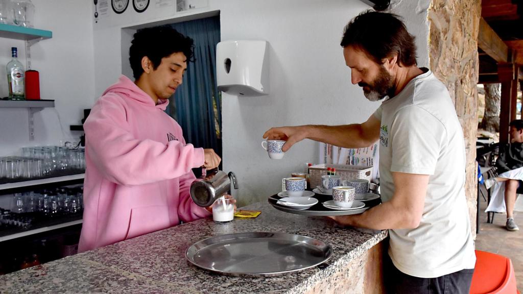 Braulio y Ángel preparan cafés para los pocos clientes de hoy