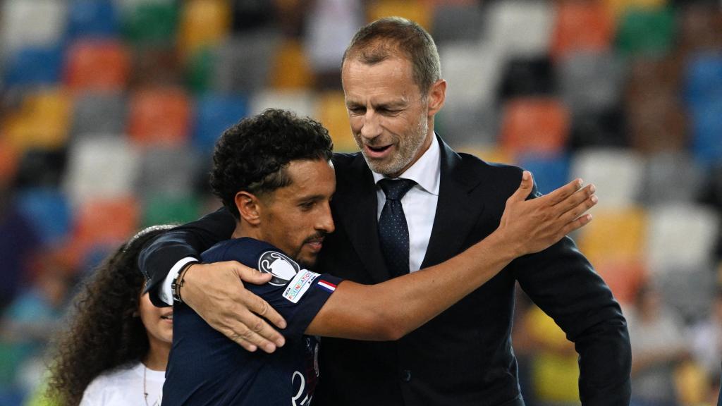Aleksandre Ceferin abraza a Marquinhos (PSG) tras la final de la Supercopa de Europa