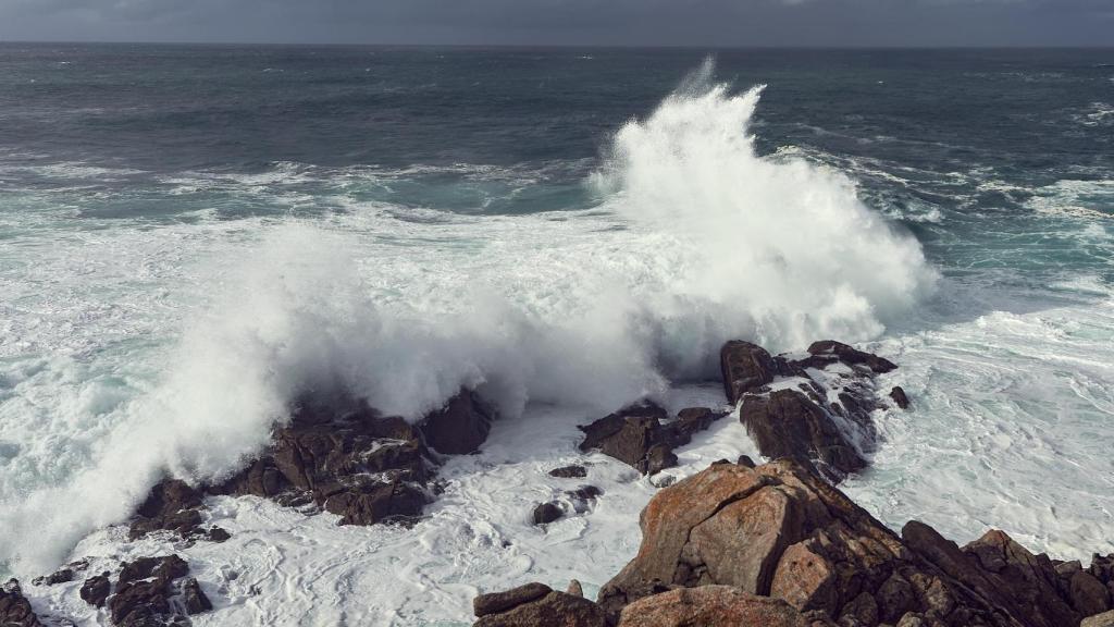 Una ola se estrella contra las rocas. Imagen de archivo.