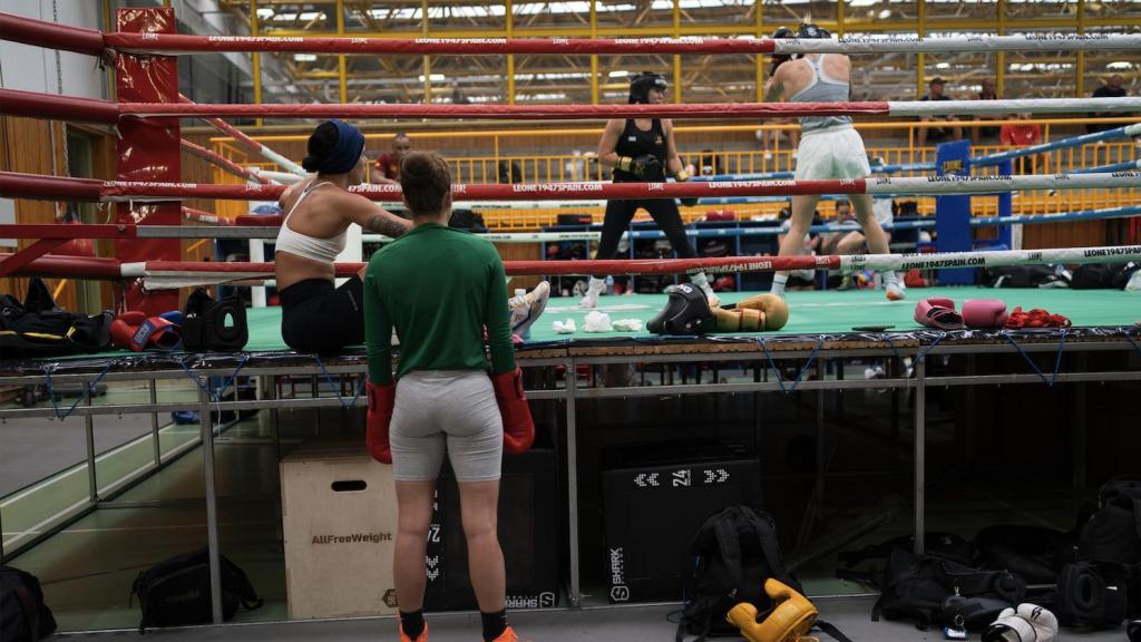 Las boxeadoras Jennifer Fernández y Laura Fuertes siguen un sparring de dos compañeras
