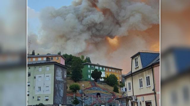 El incendio amenazando a la localidad de Tremor de Arriba