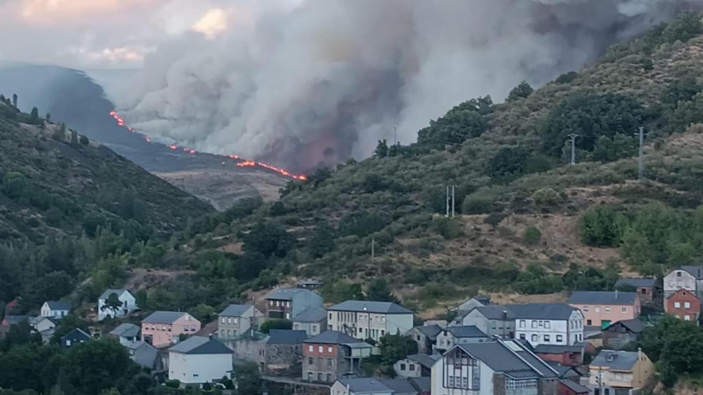 Las llamas avanzando sin control hacia la localidad