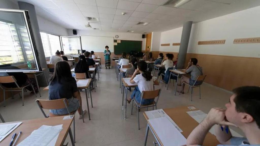 Una profesora dando una clase a sus alumnos.