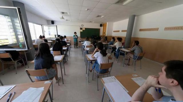 Una profesora dando una clase a sus alumnos.