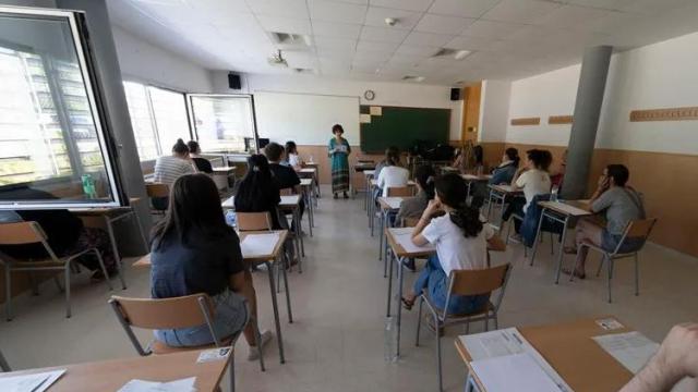 Una profesora dando una clase a sus alumnos en una foto de archivo.
