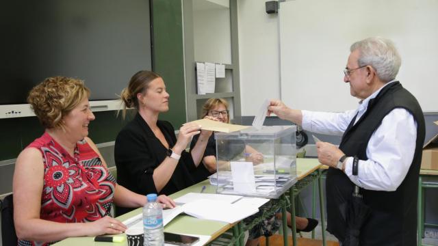 Una imagen de una persona votando