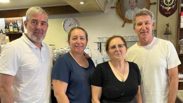 Feijóo y Clavijo en una cafetería de A Guarda (Pontevedra)