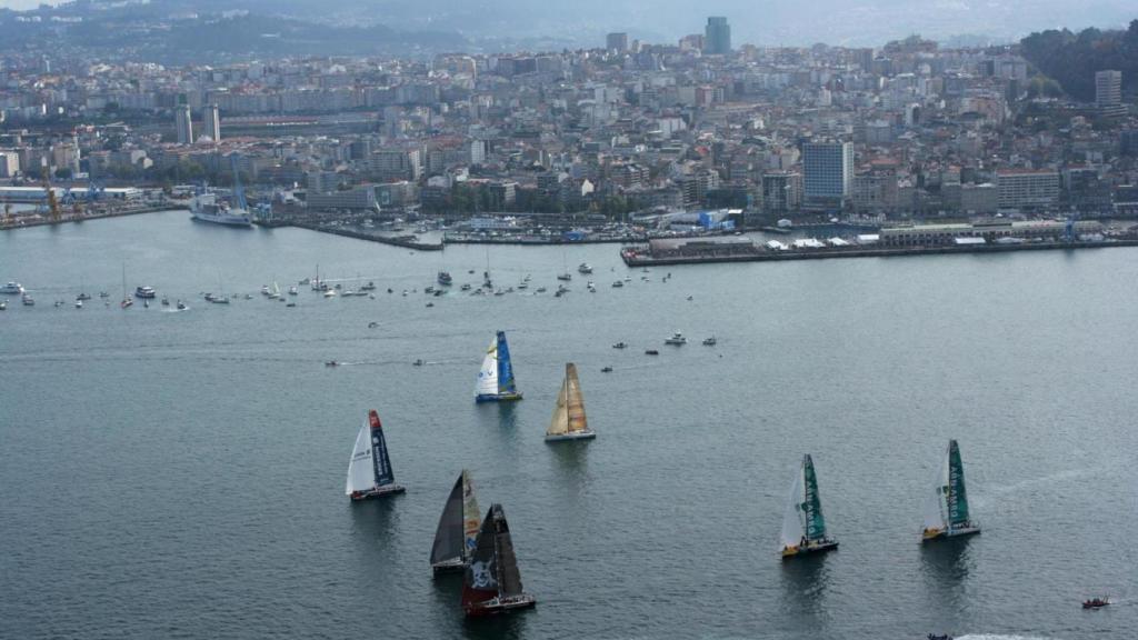 Imágenes de la ría de Vigo durante la salida de la Volvo Ocean Race 2005.