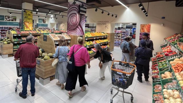 Los primeros clientes en el nuevo Gadis de Valladolid