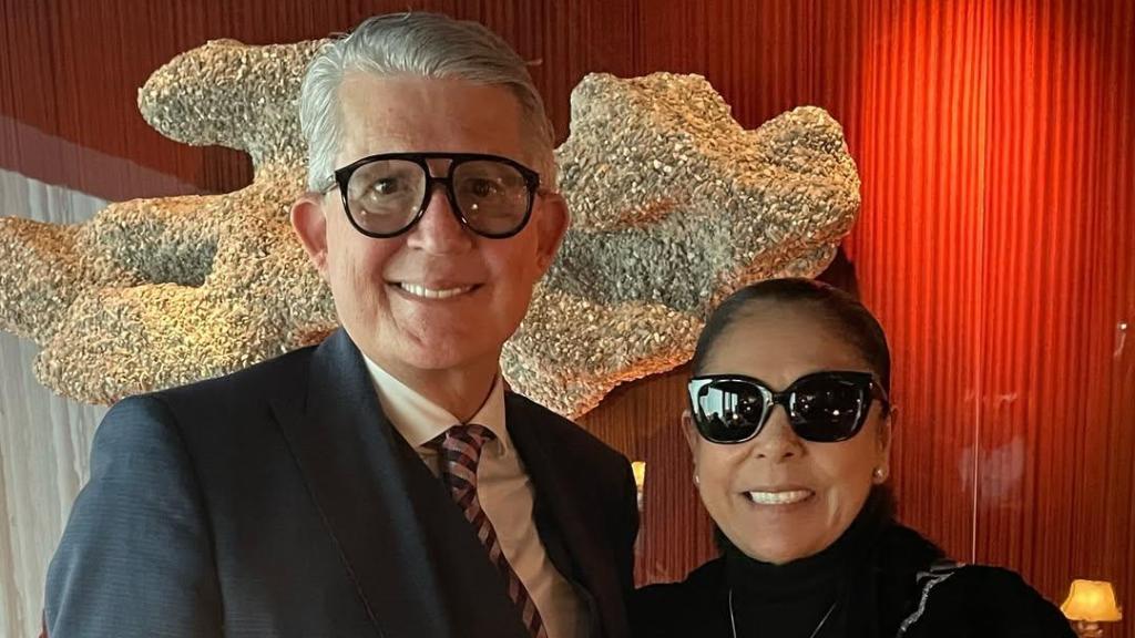 La cantante Isabel Pantoja y Francisco Pou, CEO saliente de Mediacrest.