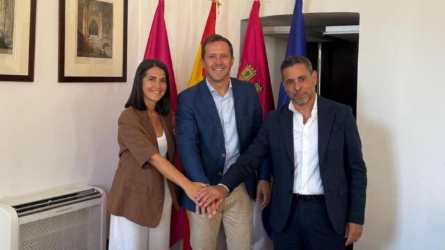 El alcalde de Toledo, Carlos Velázquez, junto a los representantes del Colegio de Médicos.