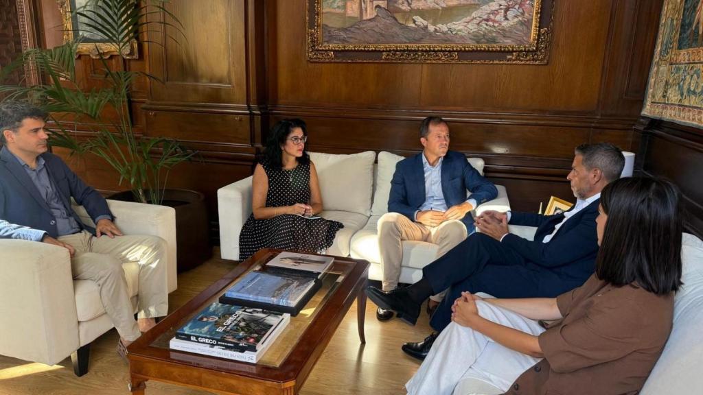 El encuentro, celebrado en el Consistorio, ha servido para estrechar lazos.