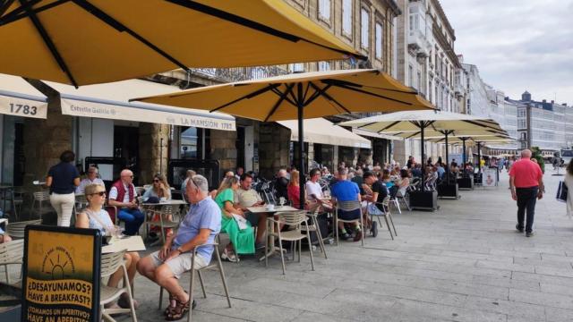 Turistas este verano en terrazas de la Marina, en A Coruña.