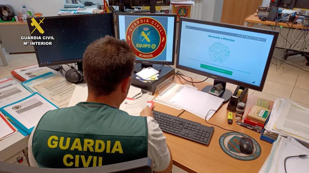 Un agente de la Guardia Civil investigando estafas