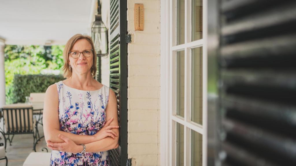 La embajadora frente al objetivo.