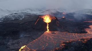 Vista aérea de la erupción de un volcán en Islandia.