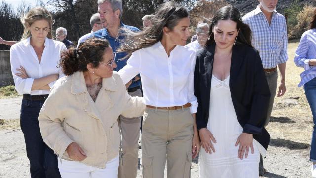 La Reina ofrece consuelo a dos afectadas en una explotación ganadera de Cualedro.