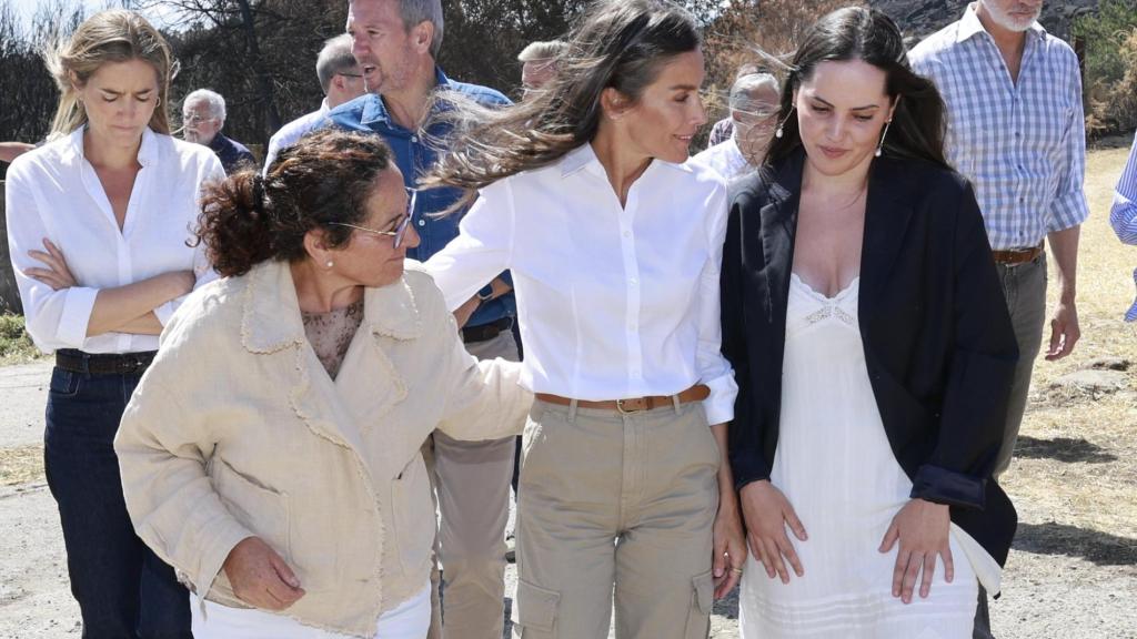 La Reina ofrece consuelo a dos afectadas en una explotación ganadera de Cualedro.