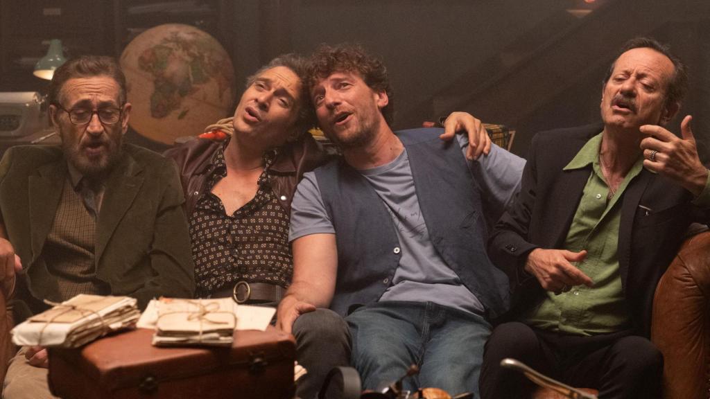 Marco Giallini, Claudio Santamaria, Maurizio Lastrico y Rocco Papaleo en 'Locamente'. Foto: LAZONA.