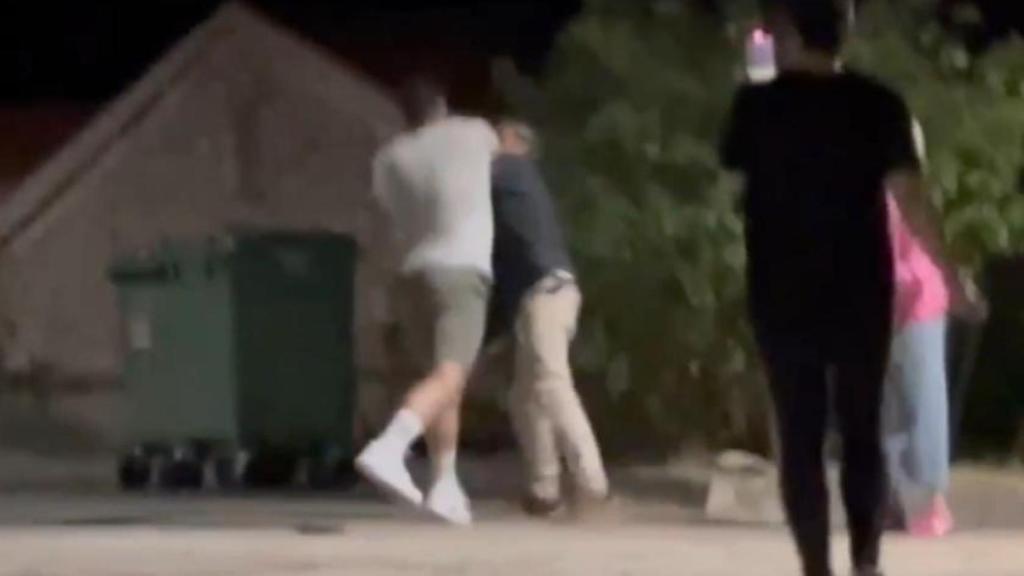 Momento de la agresión al periodista Román Cuesta en una captura del vídeo de X