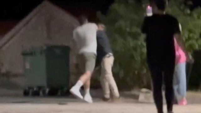 Momento de la agresión al periodista Román Cuesta en una captura del vídeo de X