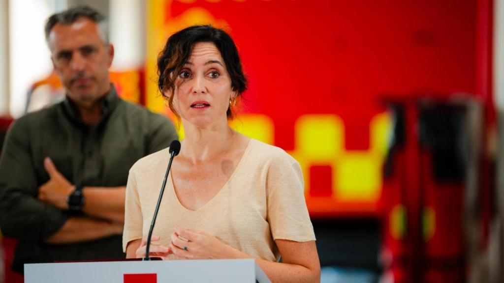 Isabel Díaz Ayuso en una comparecencia con los bomberos de Madrid.