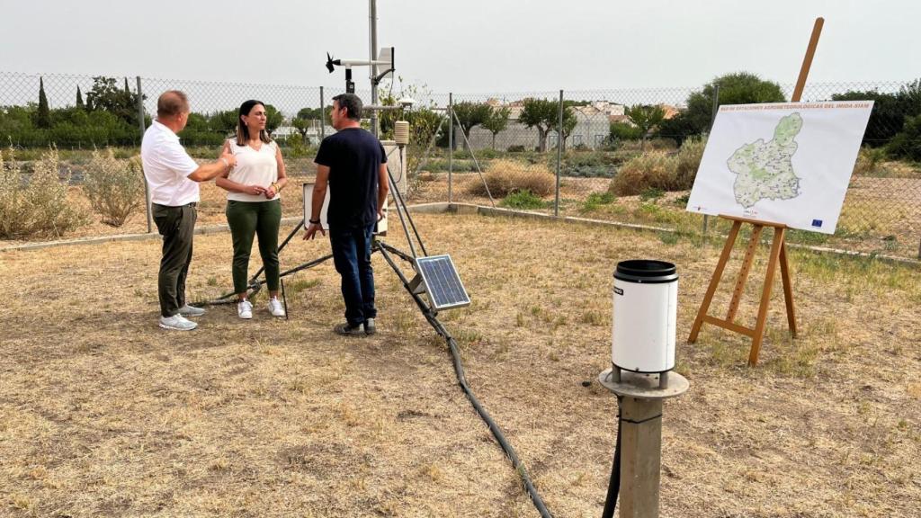 La consejera Sara Rubira en la estación agroclimática situada en el IMIDA.