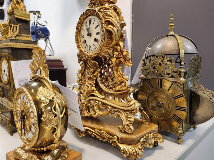 Relojes antiguos reparados en el taller de Dans.