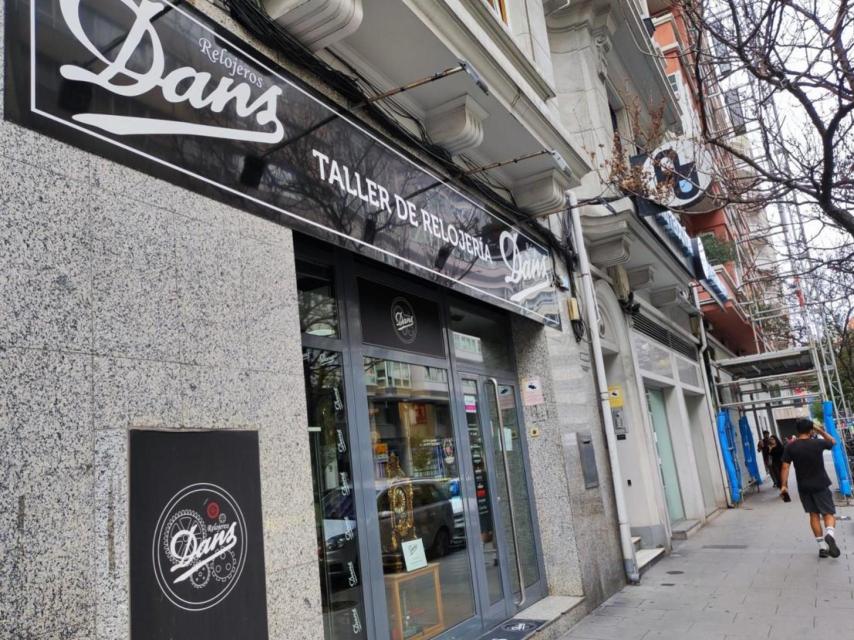 Fachada del taller de relojería Dans en la calle Juan Flórez de A Coruña.