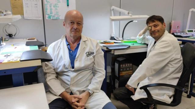 Carlos y Jacobo Dans en el taller donde reparan relojes.