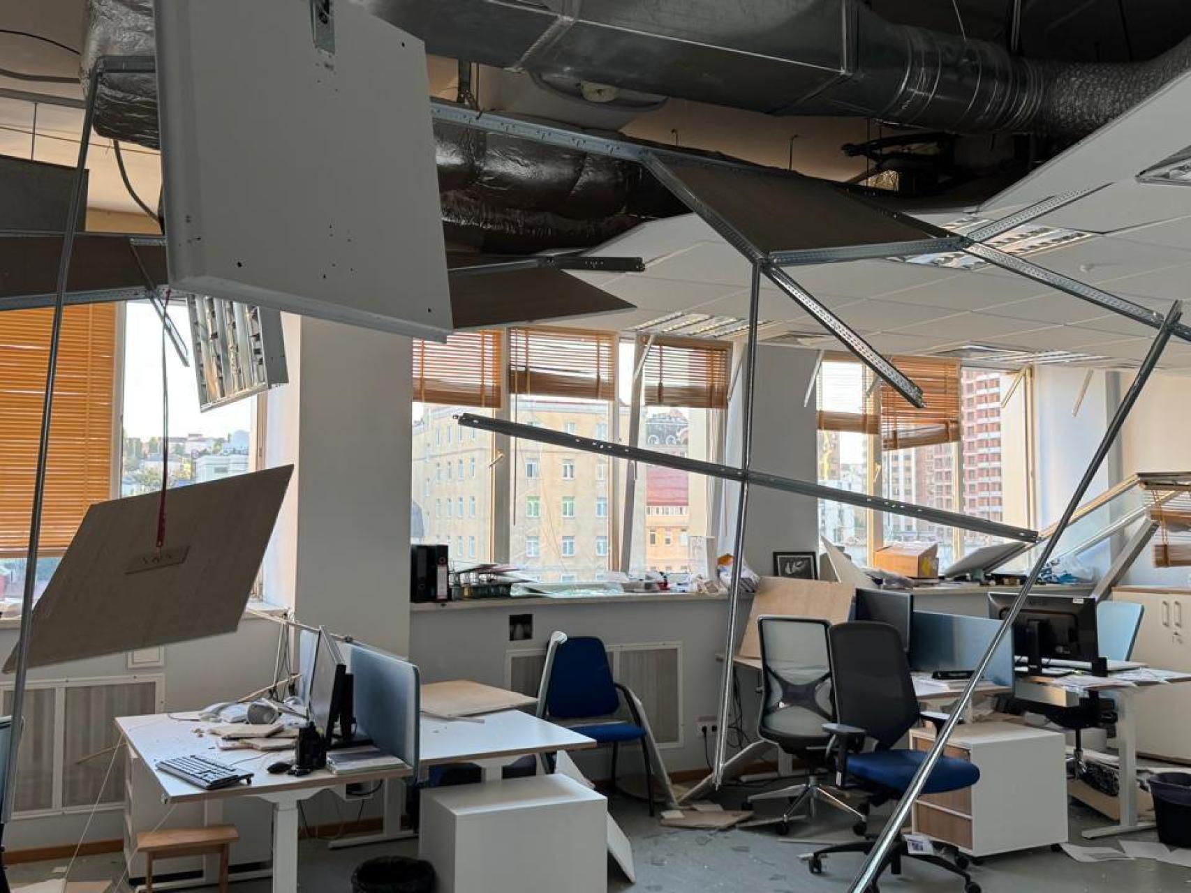 Los destrozos causados por el ataque de Rusia en la embajada de la UE en Kiev