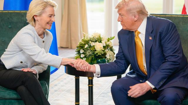 Ursula von der Leyen y Donald Trump, durante la firma del acuerdo comercial en julio en Escocia
