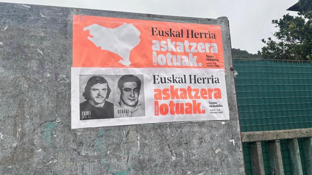 Carteles llamando al acto conmemorativo a Txiki y Otaegi en Pamplona para el 27 de septiembre.