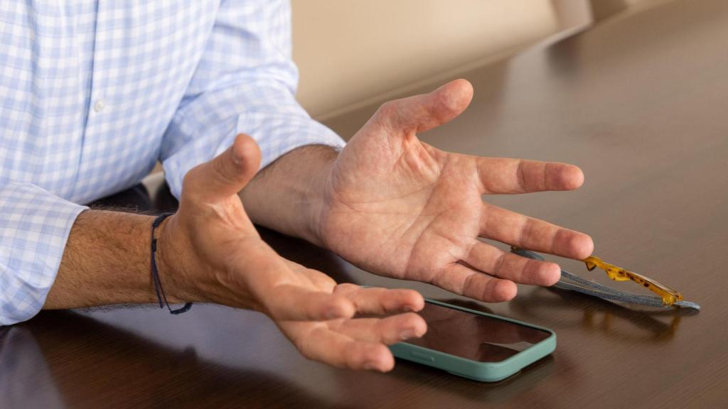 Expresión con las manos del concejal.