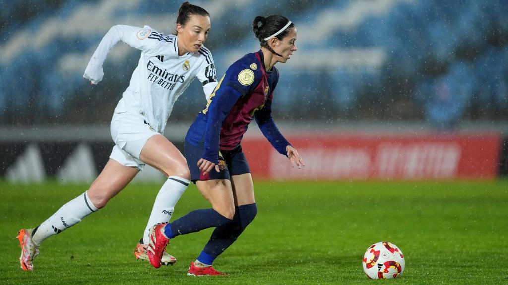 Aitana Bonmatí y Caroline Weir en el Clásico disputado en el Alfredo Di Stéfano.
