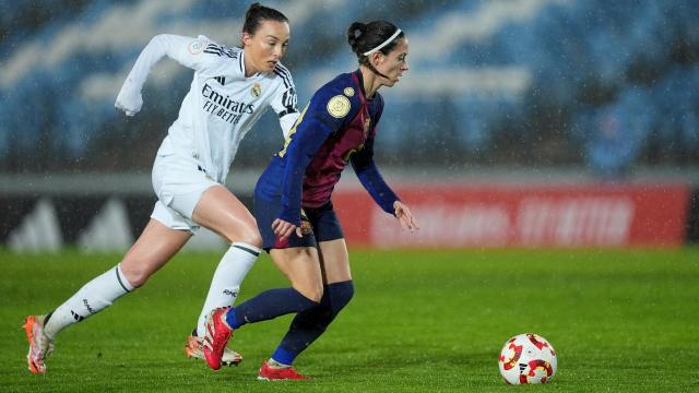 Aitana Bonmatí y Caroline Weir en el Clásico disputado en el Alfredo Di Stéfano.