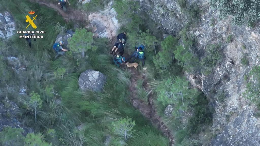 Imagen aérea de la operación Perrua Bufi, en el que se ve a un detenido en el suelo, tomada desde un dron de la Guardia Civil.