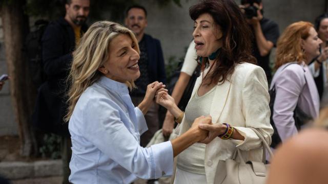La vicepresidenta segunda y ministra de Trabajo, Yolanda Díaz (i), saluda a la ministra de Igualdad, Ana Redondo (d), durante un acto en octubre de 2024.