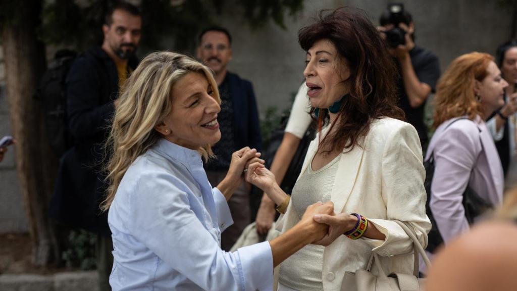 La vicepresidenta segunda y ministra de Trabajo, Yolanda Díaz (i), saluda a la ministra de Igualdad, Ana Redondo (d), durante un acto en octubre de 2024.