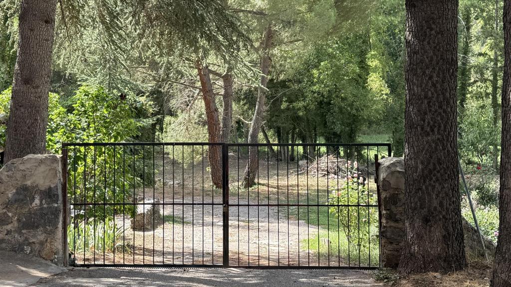 Entrada a uno de los campos donde la mafia albanesa cultivaba marihuana en Arcos de las Salinas.