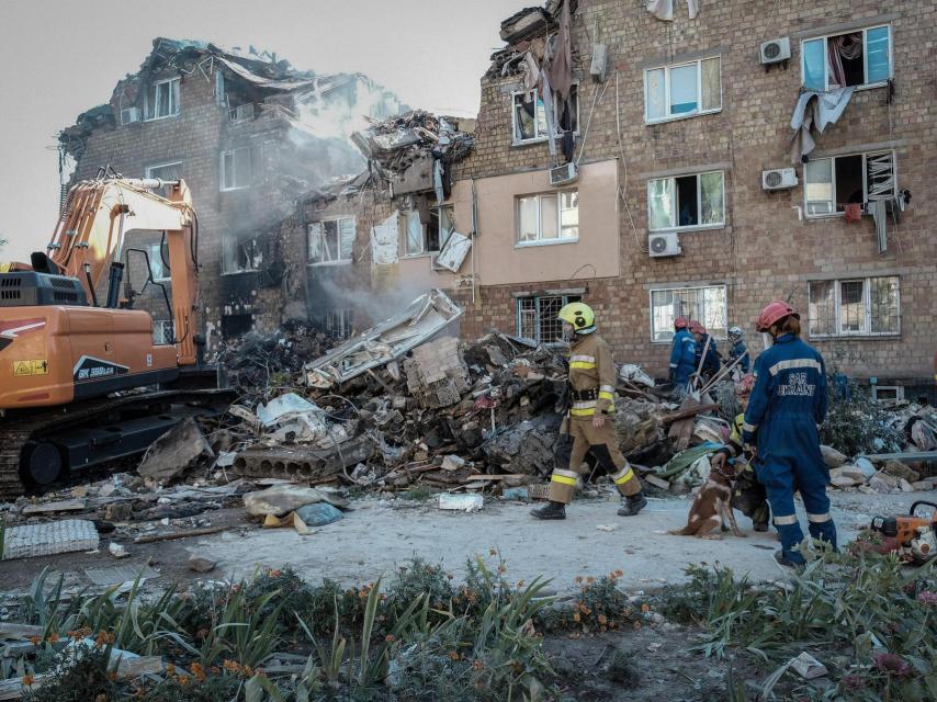 Uno de los edificios residenciales bombardeados por Rusia esta madrugada, en Kiev.