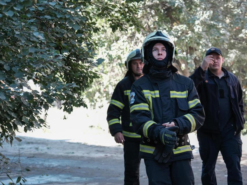 Rescatistas y bomberos trabajan en uno de los edificios residenciales bombardeados por Rusia esta madrugada, en Kiev.